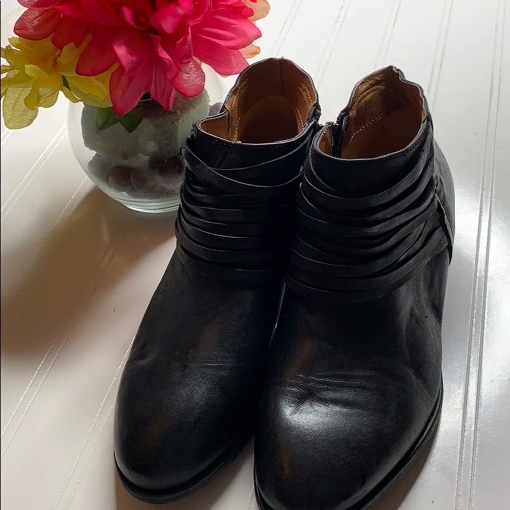 Comfortiva Black Leather Ankle Boot - Sz 7.5W